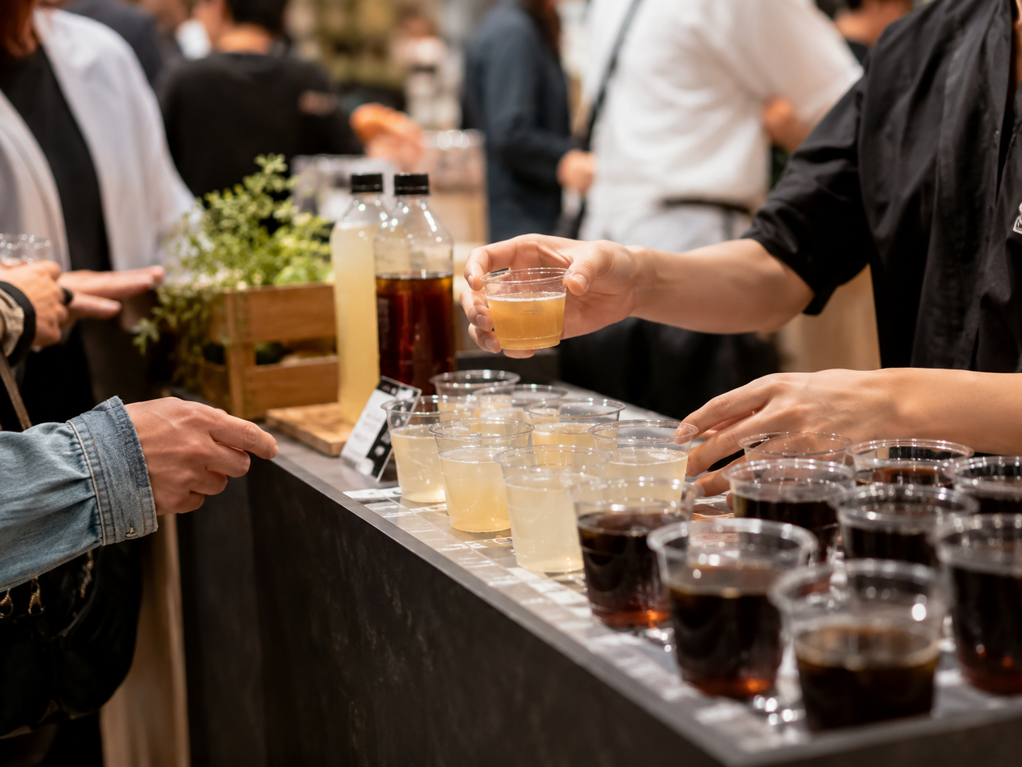 飲料メーカーの試飲会でドリンクを提供する様子